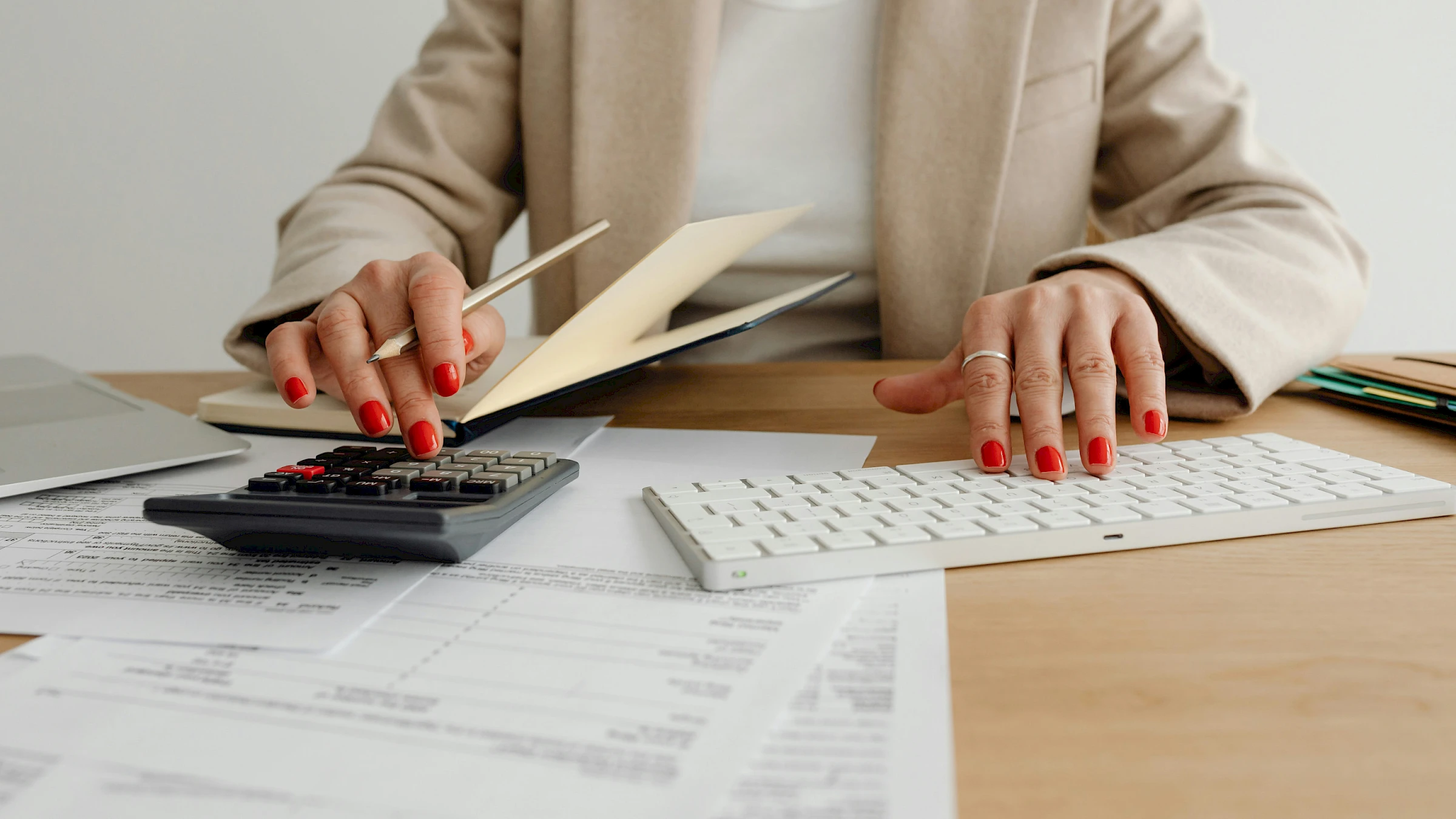 Nő számológép segítségével kalkulál