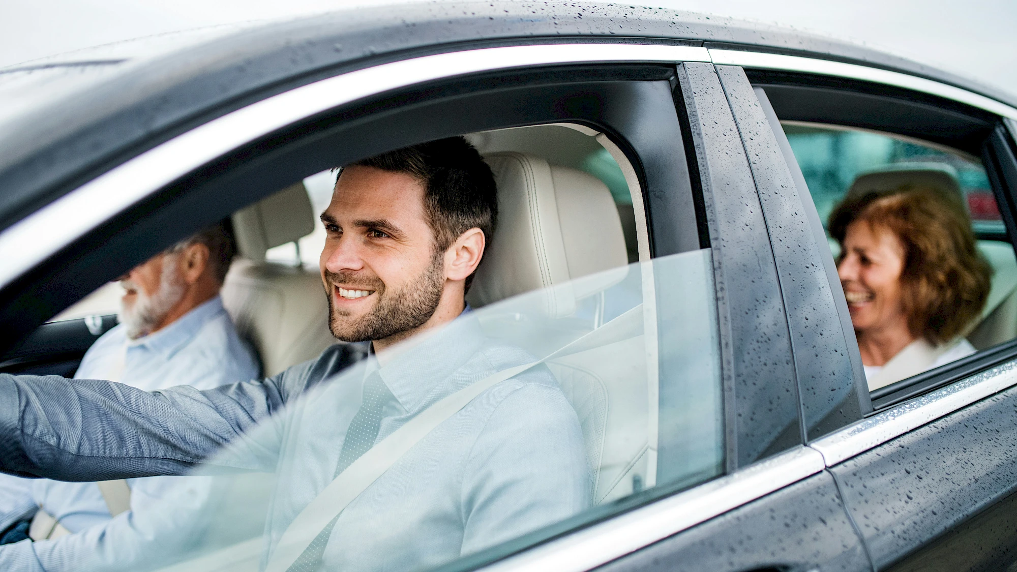 Férfi személyautót vezet