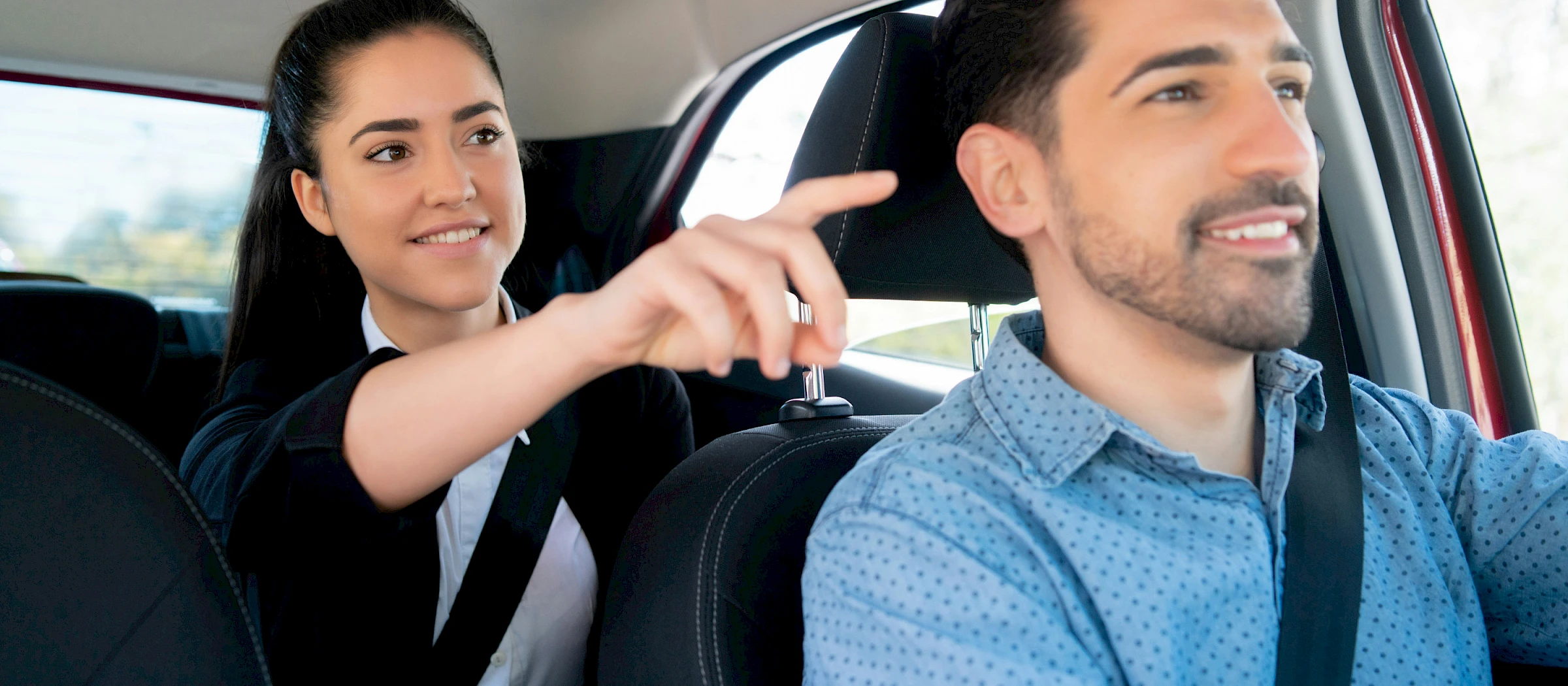 Nő irányt mutat a vezető férfinak