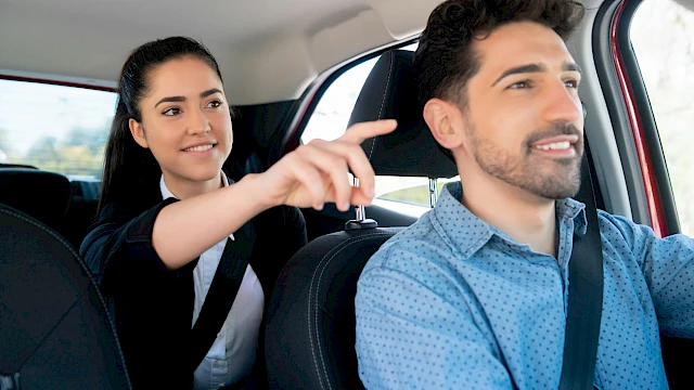 Nő irányt mutat a vezető férfinak