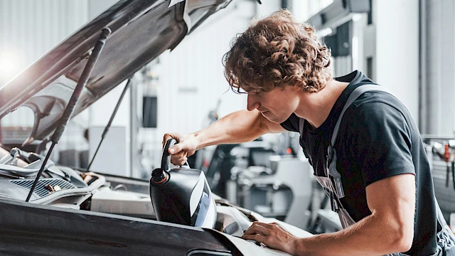 Sezrelő olajat cserél