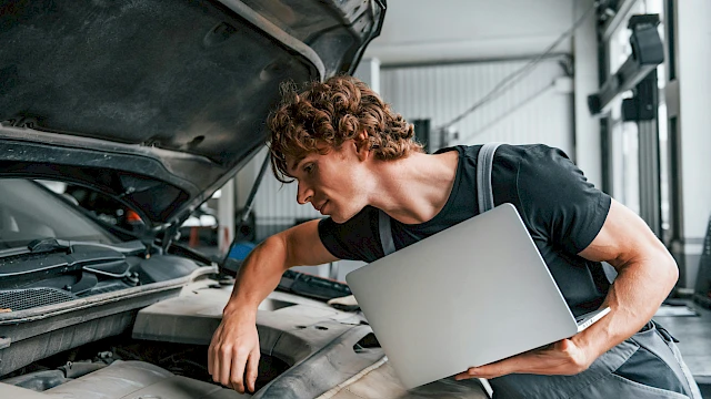 Szerelő gépjárművet diagnosztizál
