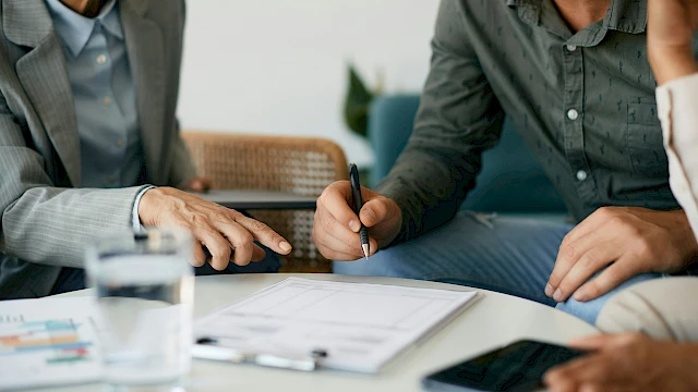 Férfi szerződést írt alá