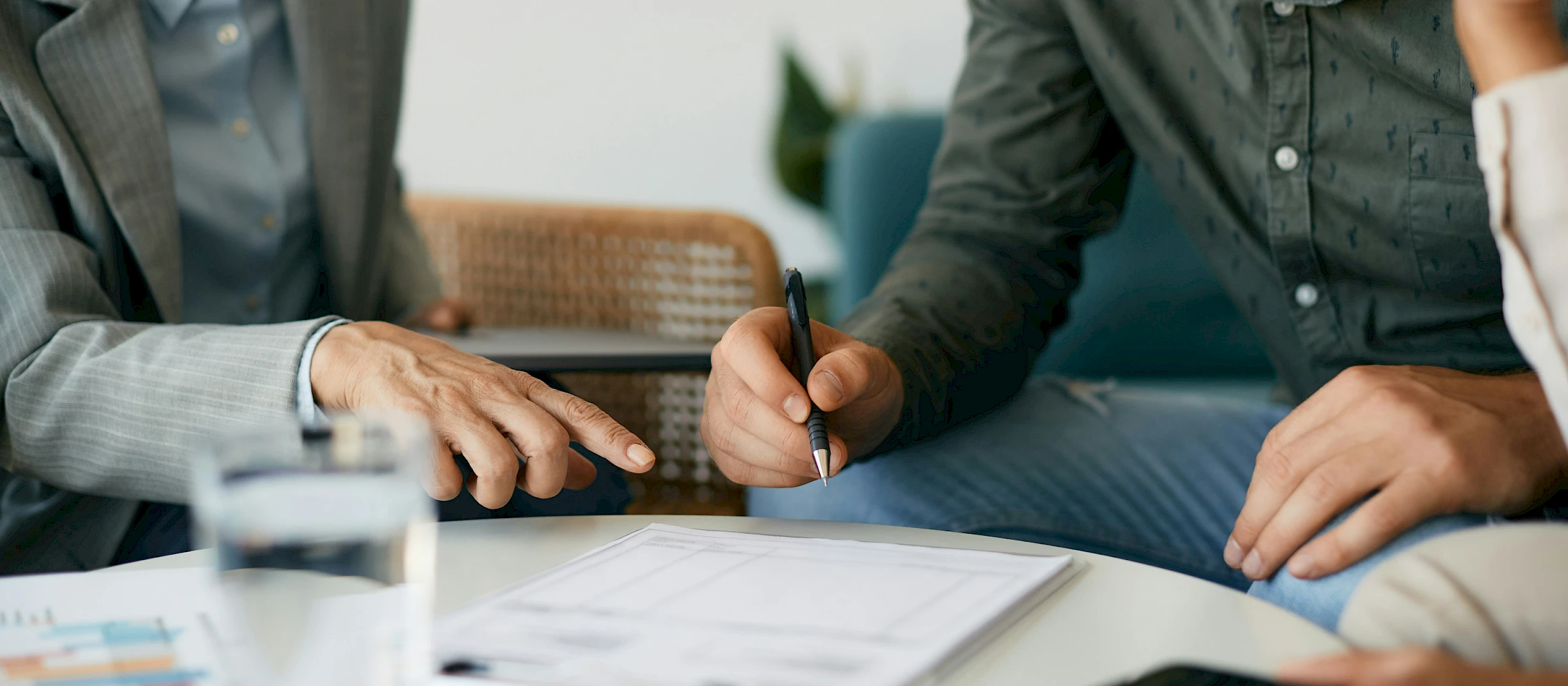 Férfi szerződést írt alá