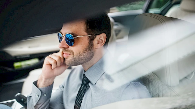 Férfi napszemüvegben autót vezet