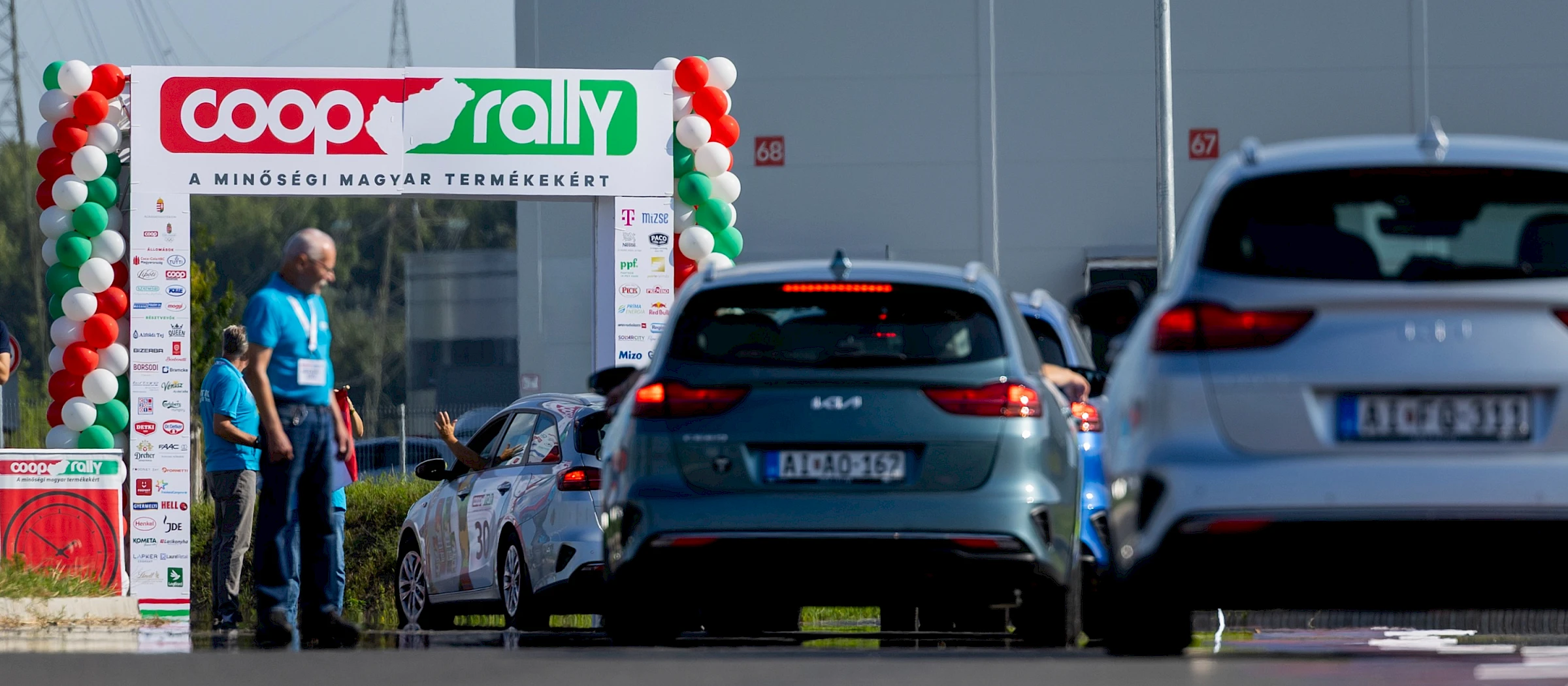 COOP Rally autók a rajtnál