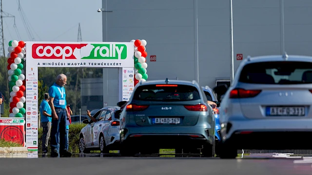 COOP Rally autók a rajtnál