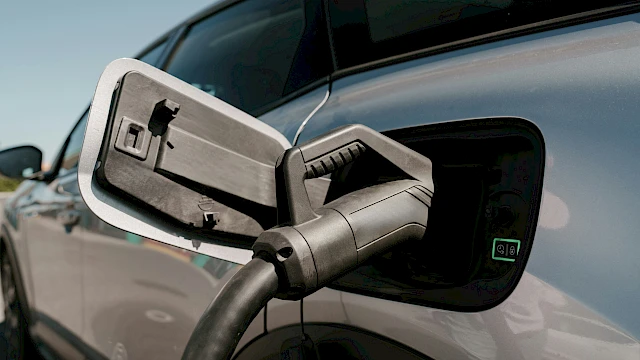 Töltőre helyezett plug-in hibrid autó