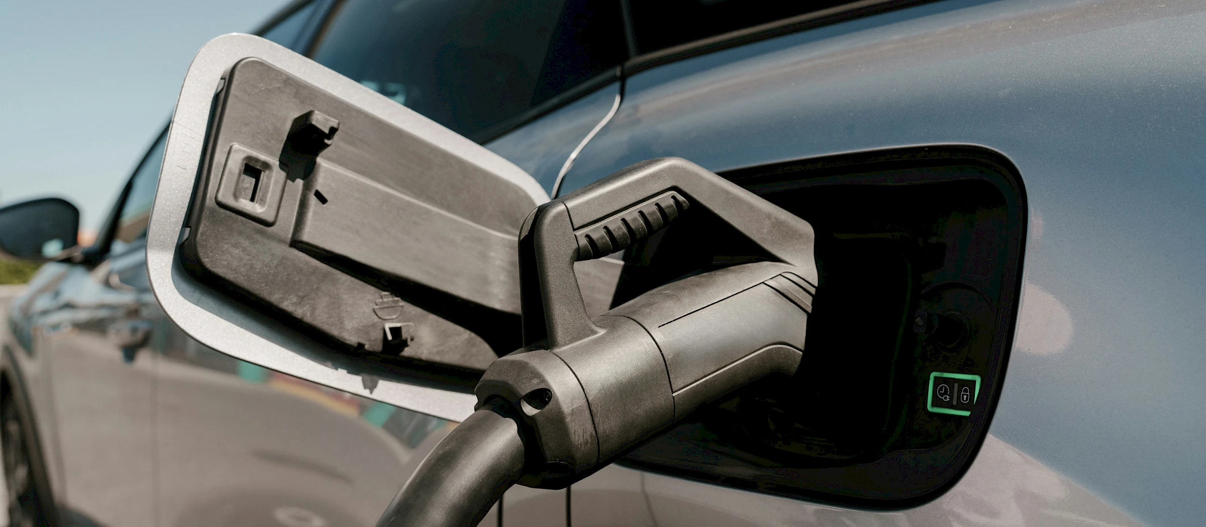 Töltőre helyezett plug-in hibrid autó